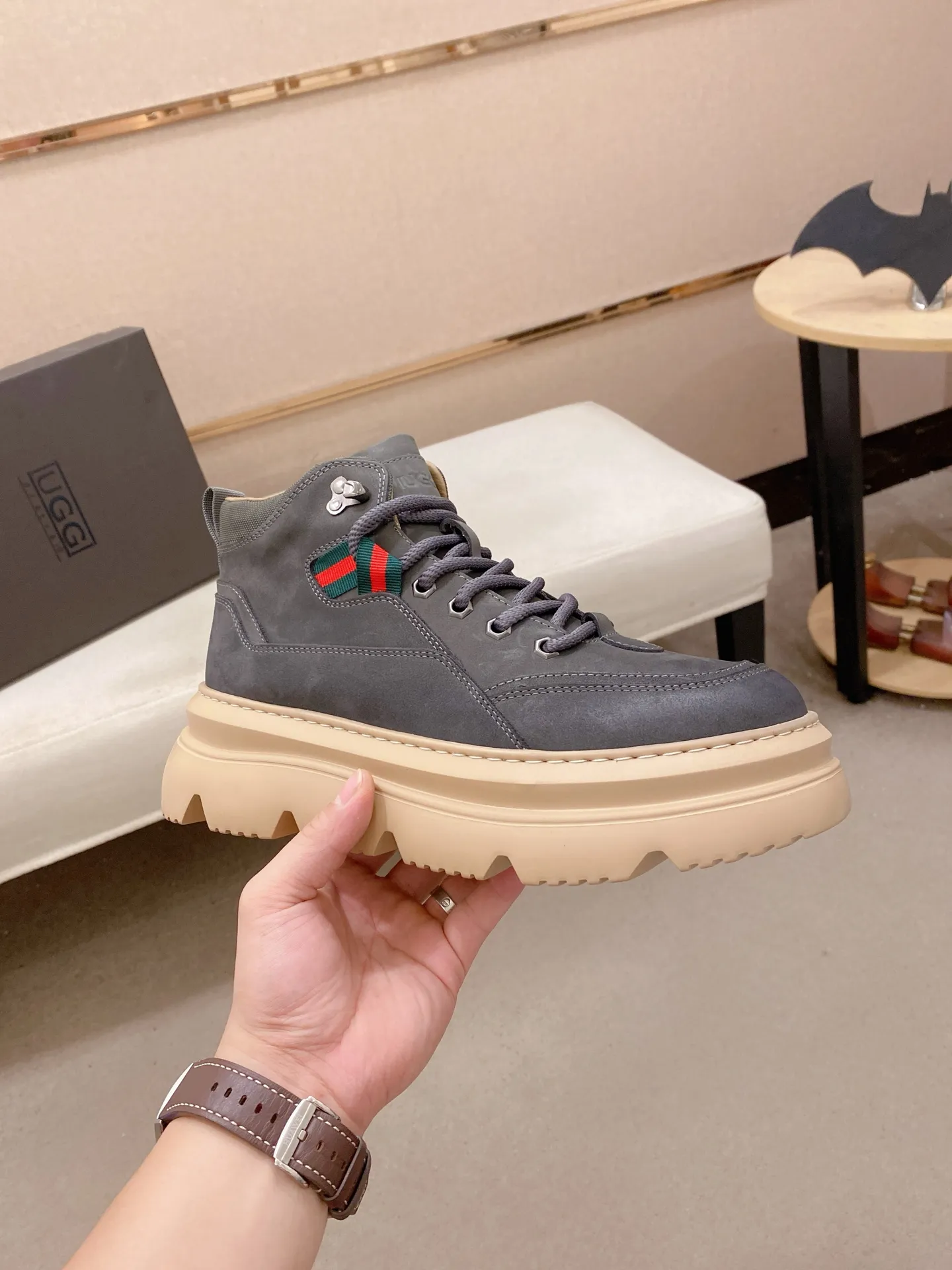 Factory price: 700💰New UGG fur-integrated men's simple and fashionable snow shoes. The most worth buying at the end of this year are warm casual shoes. Whether you are out and about at home, their comfortable and warm performance will be your most suitable fashion companion! The material is cowhide upper and imported wool is used inside. Two layers of cowhide for warmth and comfort! The eva+ rubber patch outsole is cushioned, non-slip and wear-resistant, and has good elasticity. It is light and wear-resistant, comfortable and soft, and the new simple cut is more fashionable. It has both practicality and fashion sense, so you no longer have to worry about how to match it in winter, while still maintaining your fashionable taste. High-quality genuine wool produced in Dongguan. The material depends on the details! Size: 39-40-41-42-43-44-45 sneaker size